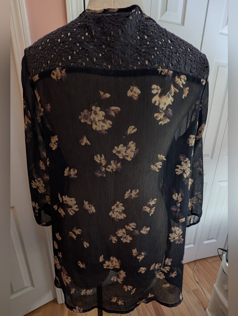 Liz Claiborne Navy Sheer Floral Button-Front Blouse Size 1X - Picture 7 of 8